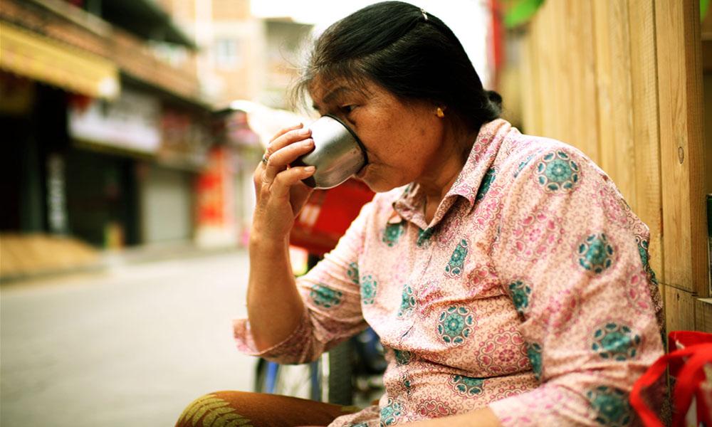 头晕与喝水有关？再三提醒：过了45岁，牢记喝水“五不要”头晕很多时候真