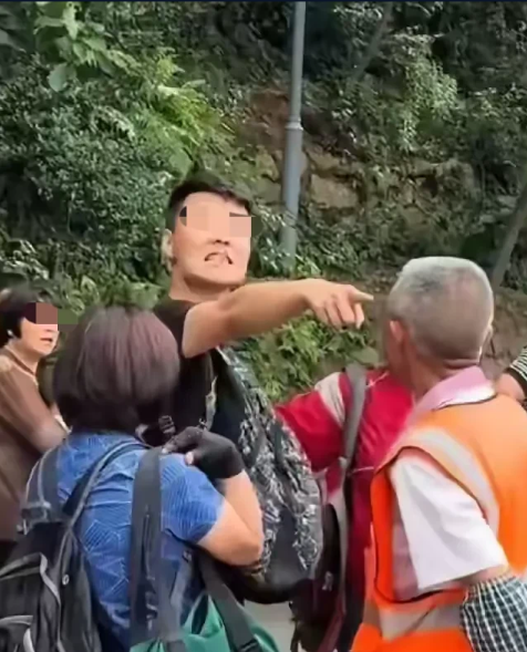 贵州贵阳，男子去景区看猴子，结果遇到工作人员用弹弓对猴子进行驱赶，男子怒了，指着