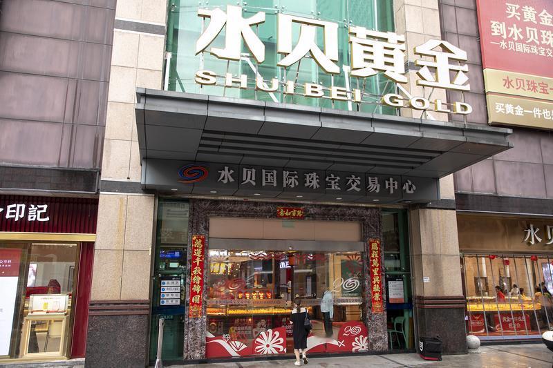 黄金“代购”最近火得一塌糊涂，不少人都想趁机捡漏。2025年11月黄金税收