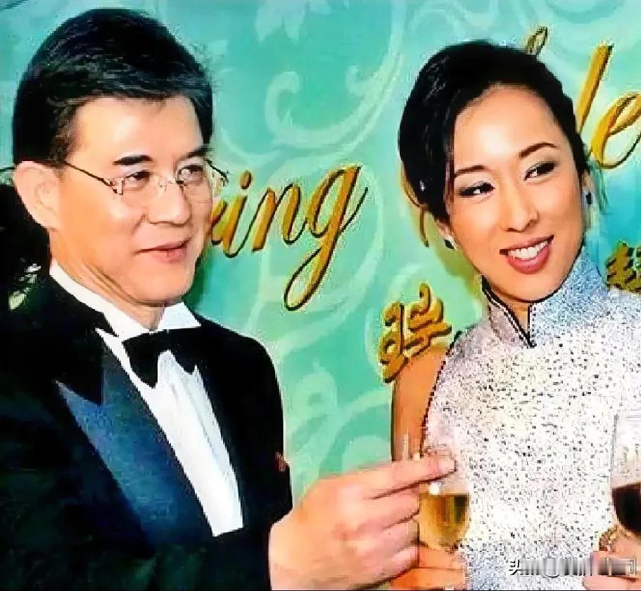 朱玲玲又离婚了，67岁的她拎着个破旧皮箱，头也不回地走出罗家大宅，港媒都炸开了锅