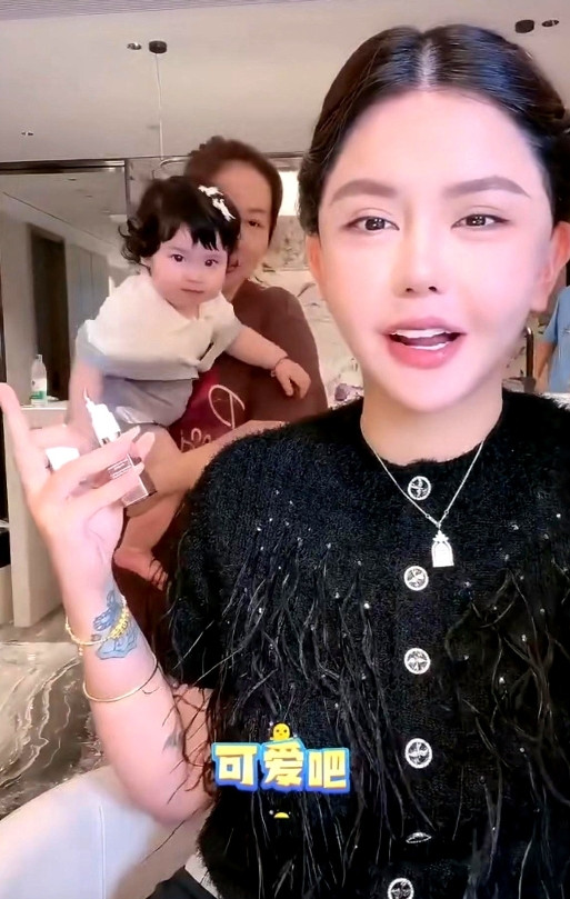 6月7日，韩安冉直播时提到，自己动用了娱乐圈人脉想把小女儿优米塞进芒果台的综艺，