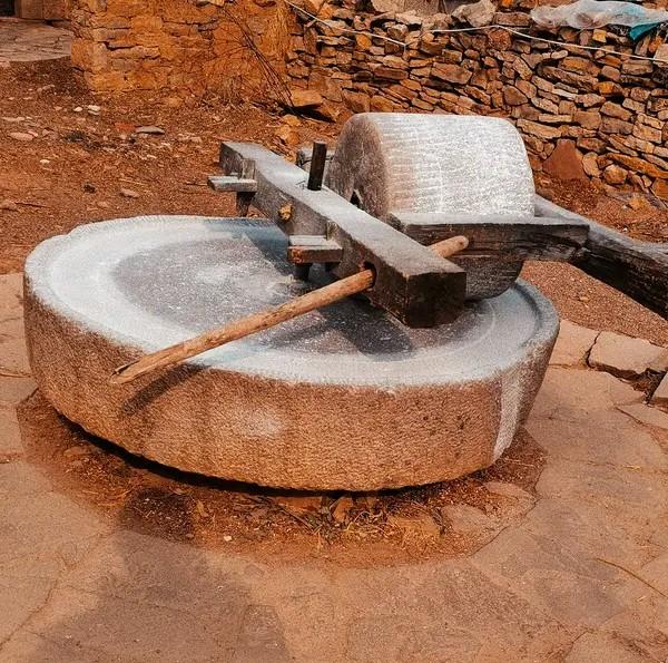 分享一个段子最近非常火，全网都在笑。一个博主说，贷款买了一辆车是为了上班，上