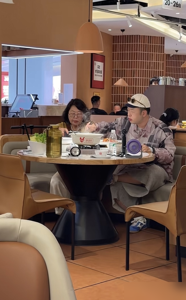 杜海涛沈梦辰在前门大街追着路人求合影，被拒了两次。视频里杜海涛凑上去问拍一张吗，大哥连连摆手，扭头就