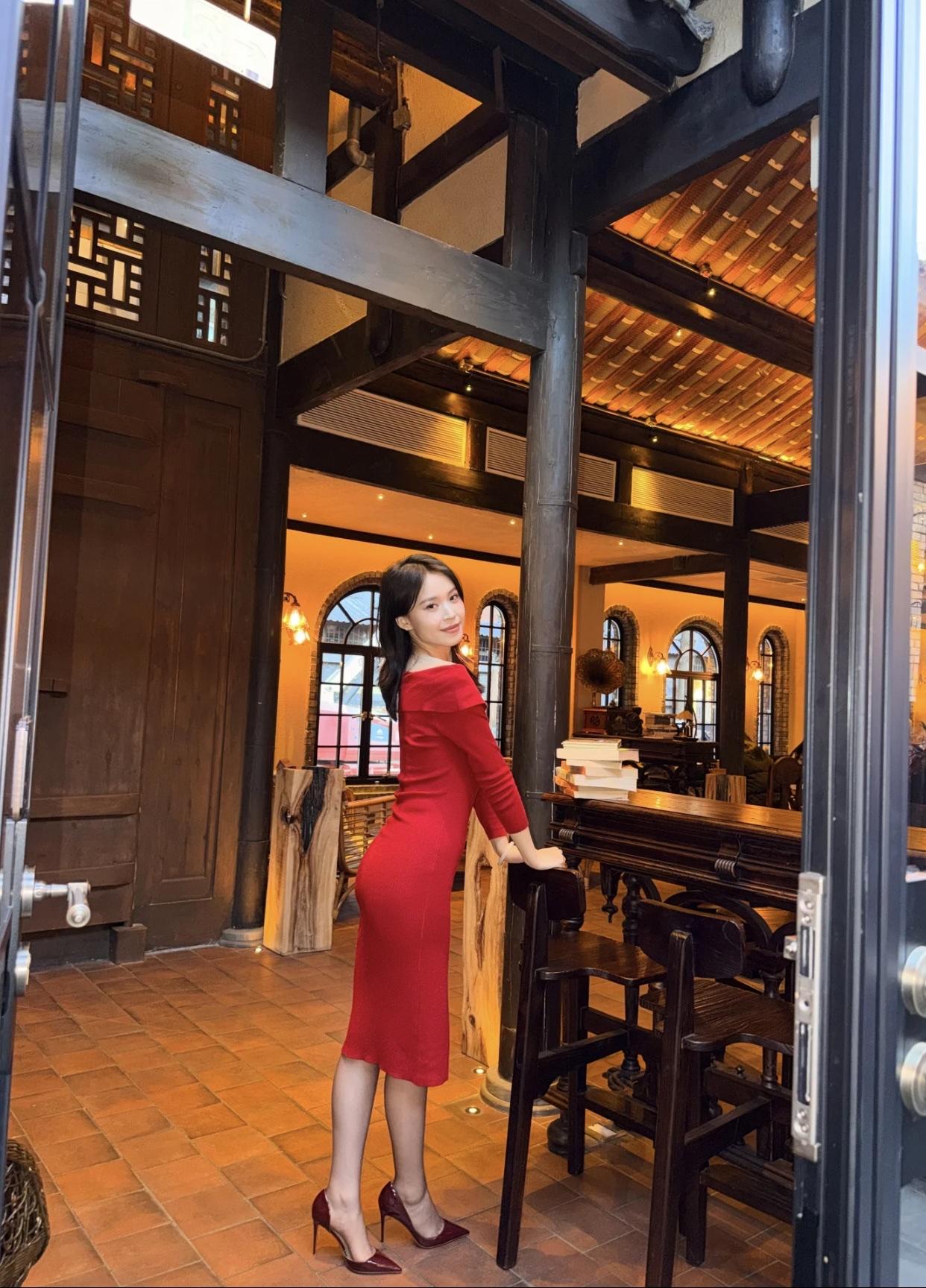 看过哪些惊艳时光的美女？复古咖啡馆里的优雅红裙女孩👗✨