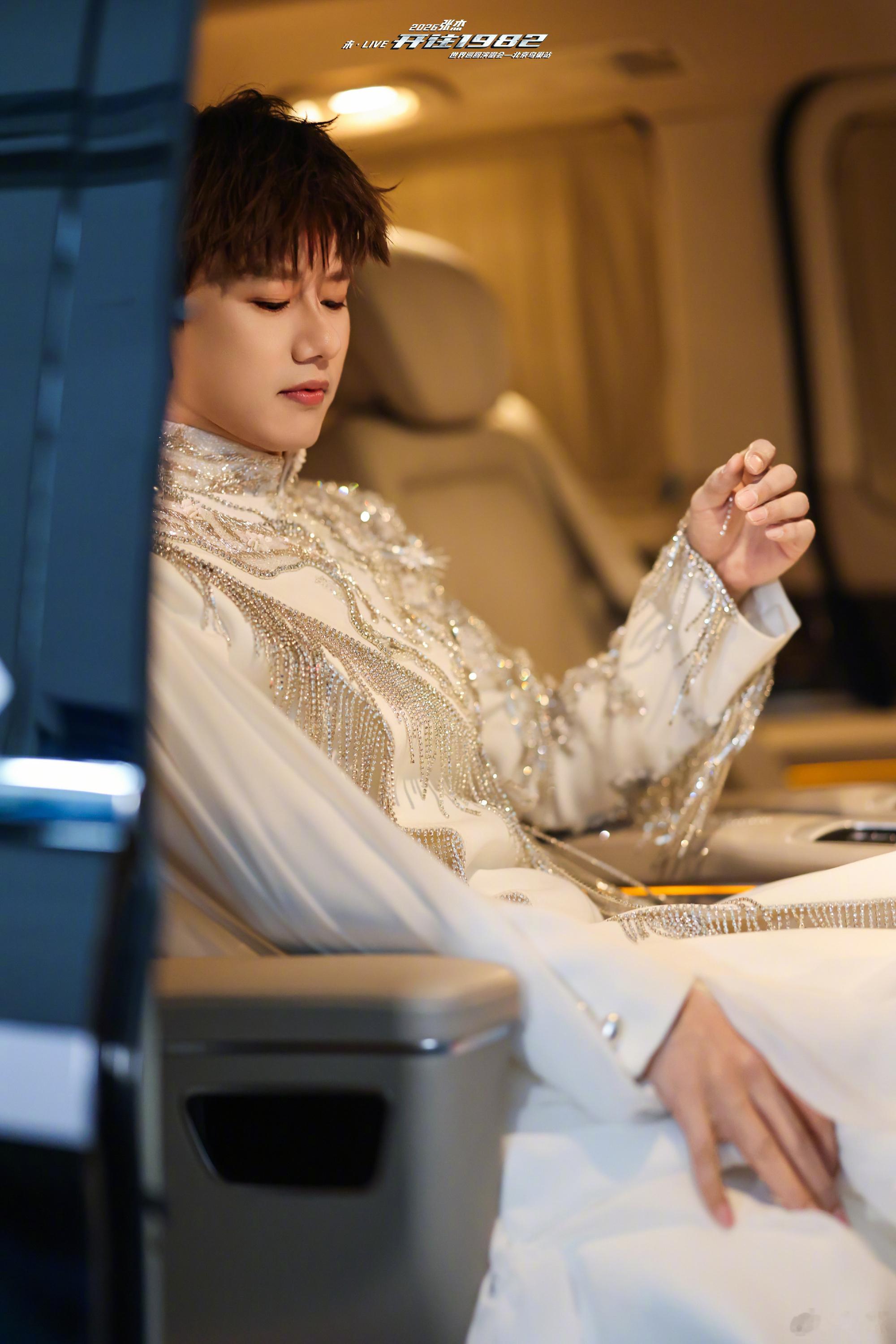 张杰张杰在鸟巢过上双休了张杰演唱会上五休二张杰的演出强度太厉害了，连着唱好几天