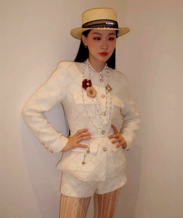 逆天了，简直，金靖果然有点美，她居然像打开了任督二脉般！刚生完孩子不久，她的