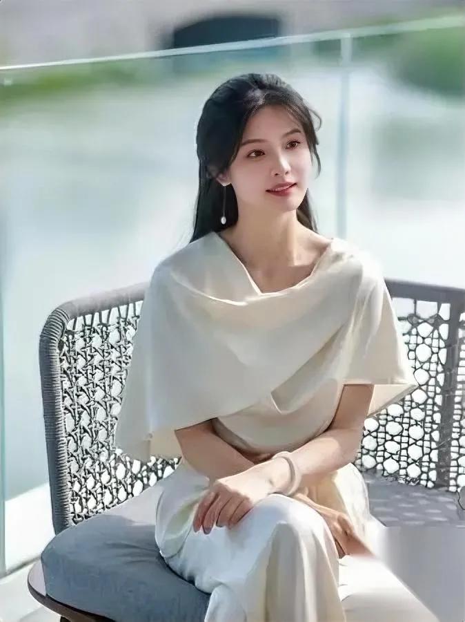 别瞎猜女生好不好追——看她穿什么就行。但不是看贵不贵，是“紧不紧”。