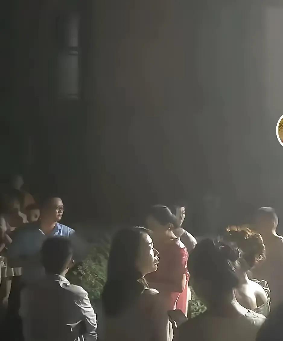 电梯从32楼直坠负二楼，想想都腿软！四川南充这事儿真让人冒冷汗。四个大活人困