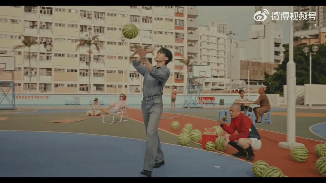 魔丸本丸曾舜晞的MV笑点密集到溢出！定住特效一开，吃拿卡要全安排，苹果啃一半递人