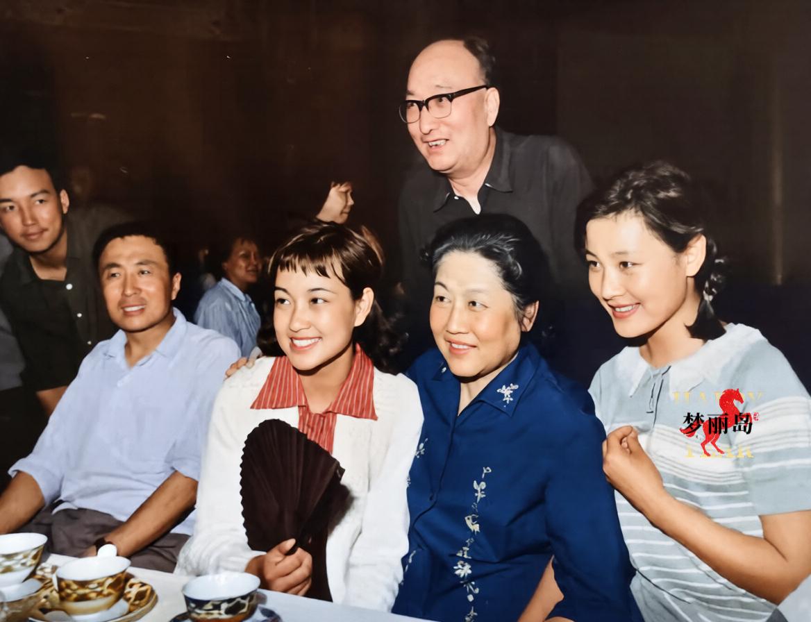 这张老照片，我只认出了清雅秀丽、流光溢彩的陈冲，樱唇榴齿的张瑞芳，柔发覆额的刘晓