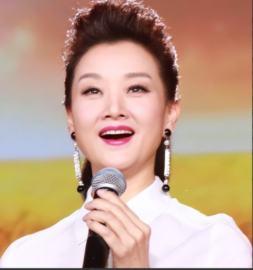 1996年，宋祖英亲手把18岁的小保姆送进了监狱，一判就是12年，而这个保姆还是