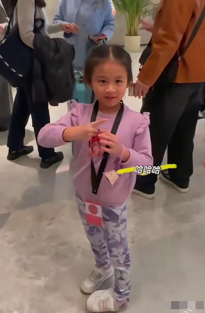 妈呀！这是赵雅芝的小孙女，果然美貌是会遗传的，赵雅芝二儿子的女儿，长得如此甜美清