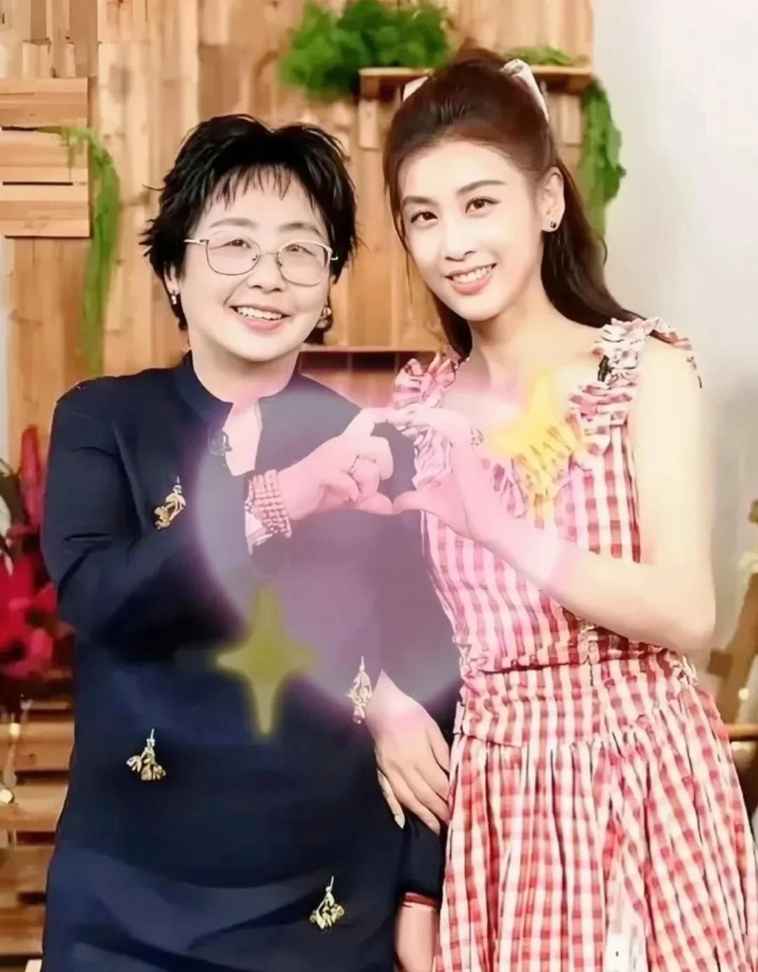 是妈妈是女儿综艺爆料，黄圣依结婚的时候，父母并不知情，父亲得知后，气得把她赶回了