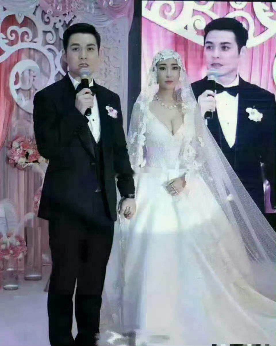 这婚纱确实是太尴尬了，毕竟那么多亲朋好友在现场