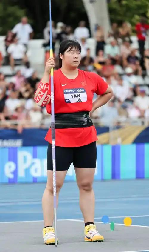 刚刚日夲观众全部哑口无声了中国出了个百年奇人，刚刚结束的亚运会女子标枪比赛，中