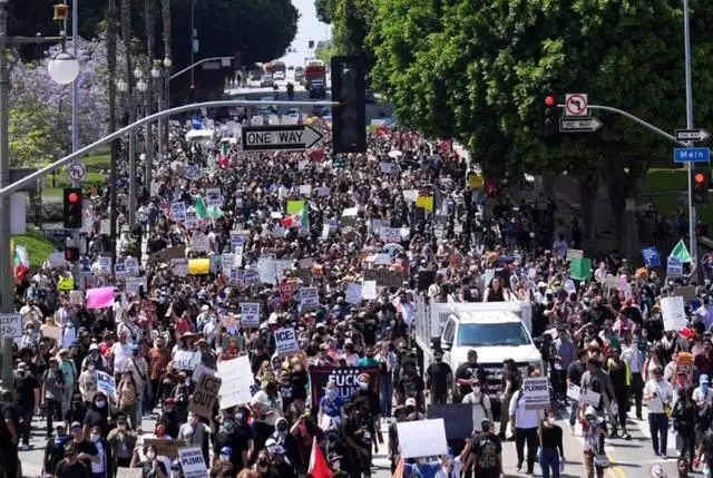 彻底失控！特朗普派出4700人镇压，反遭断供威胁，美国真要分裂？这件事早已不再