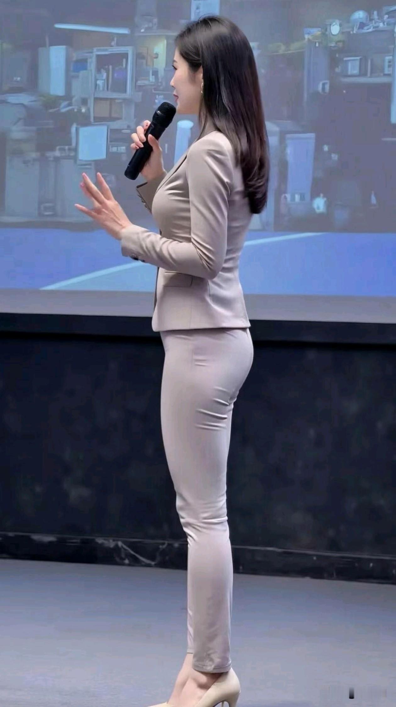 我滴个娘，西裤居然穿出瑜伽裤的效果。这种穿法打破了西裤传统的正式感，更偏向于