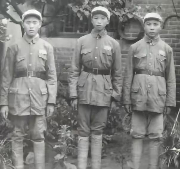 1950年山东剿匪的时候，17岁的解放军小战士张文凯跟着队伍去执行侦查任务，路过