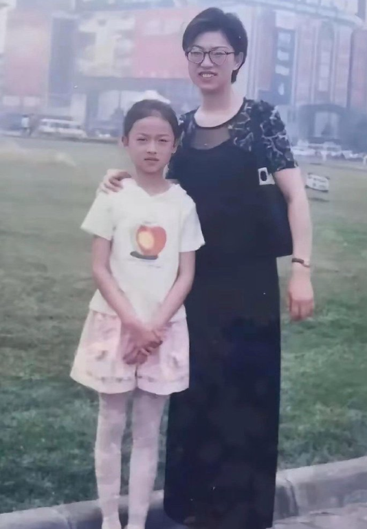 吴谨言的妈妈长得像凌厉版的罗海琼。​​​