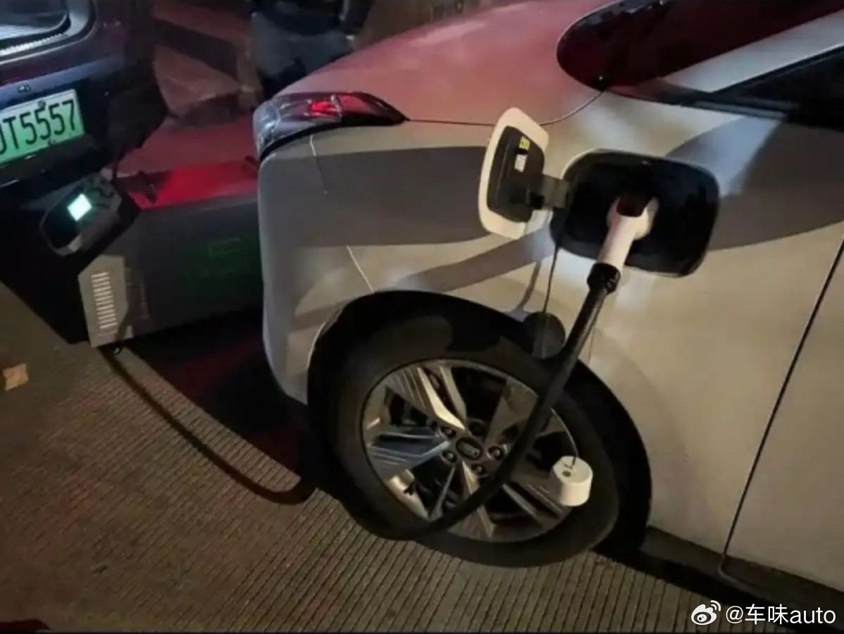 最近刷到个视频，一女子吐槽刚买的新能源车：车辆标称续航为450公里，提车时电量显