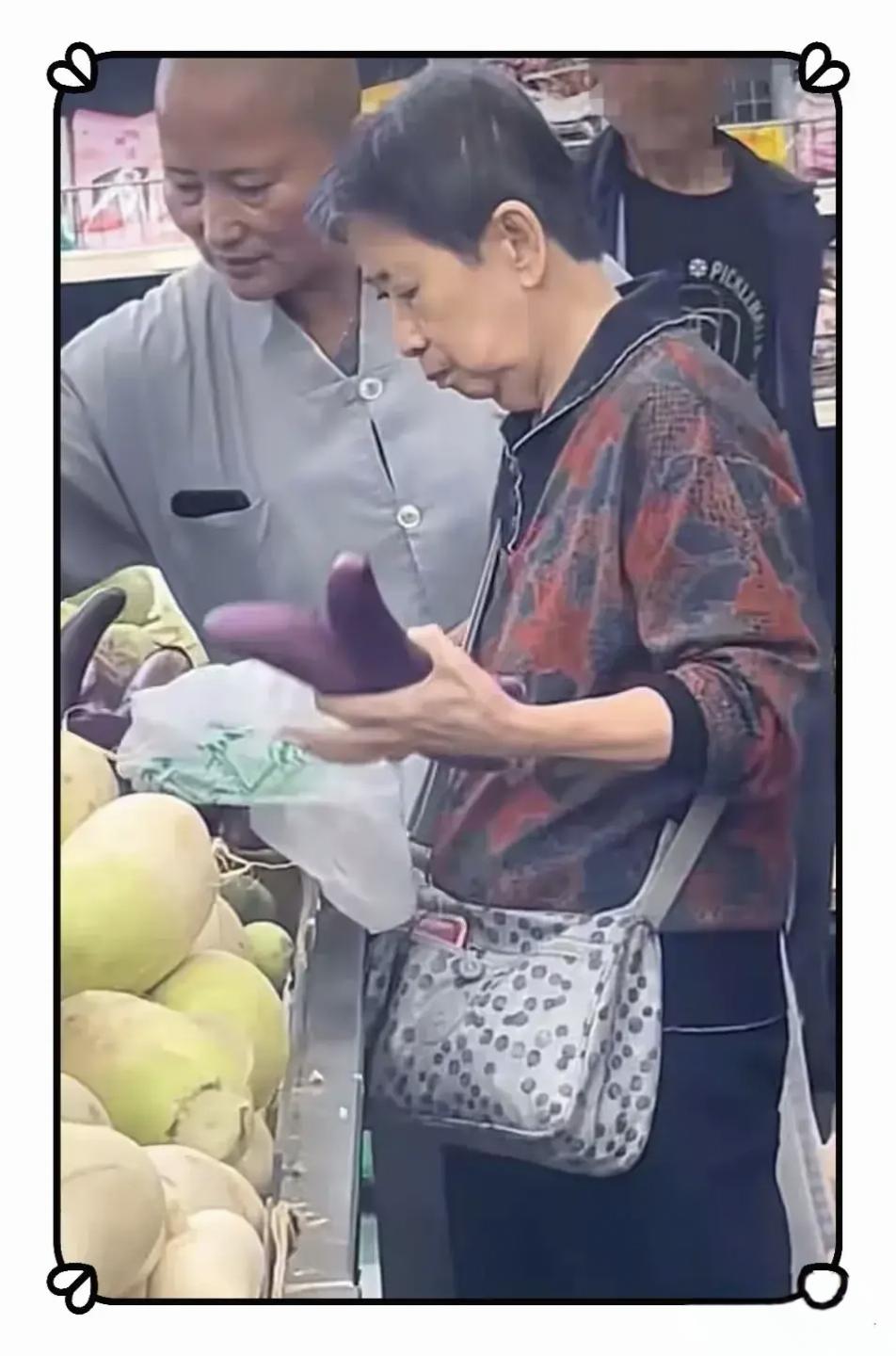 网友在洛杉矶华人超市偶遇李娜的画面，63岁的她穿一身浅灰色素净僧衣，光头利落，没
