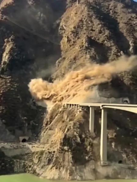 阿坝红旗特大桥引桥垮塌，承建单位曝光引关注2025年11月11日16时许，四