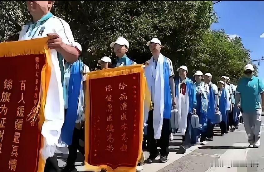 慈善还没开始就有人送锦旗，这是事先预约好的吗？空白锦旗，赠送单位遮挡，也是666