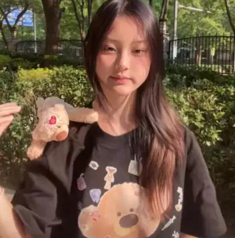 李小璐贾乃亮女儿甜馨心态堪忧，父母离婚影响下频繁晒童年