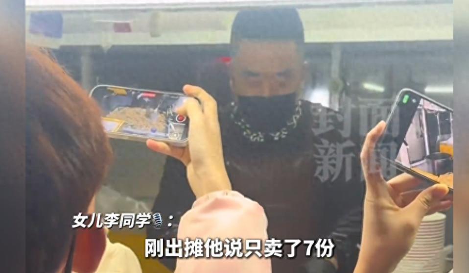 吉林，一位父亲因女儿一句“学校的饭没有家味”，辞去工作跨越900公里，到女儿所在