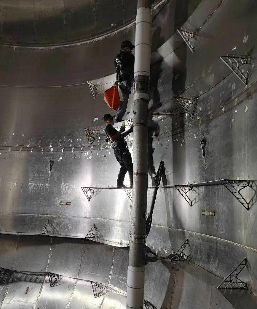“星舰”内部工程师的工作照，老马的大火箭实在是太大了