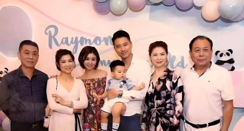 李小萌王雷晒出一张全家福，却意外地被他们67岁的婆婆抢了镜。