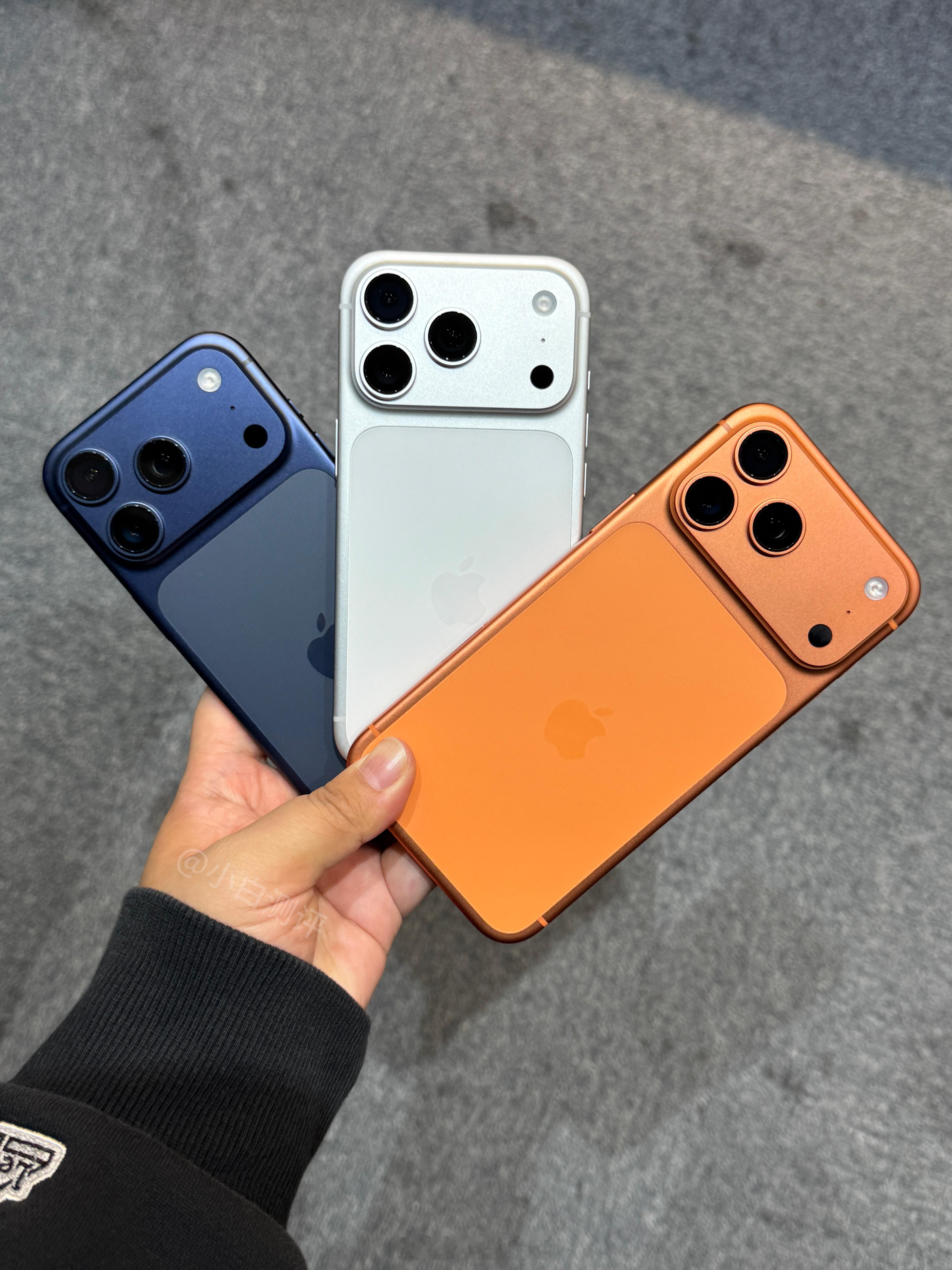 小伙伴的白色iPhone17Pro到了，借来拍个合照蓝色银色橙色三选一选哪