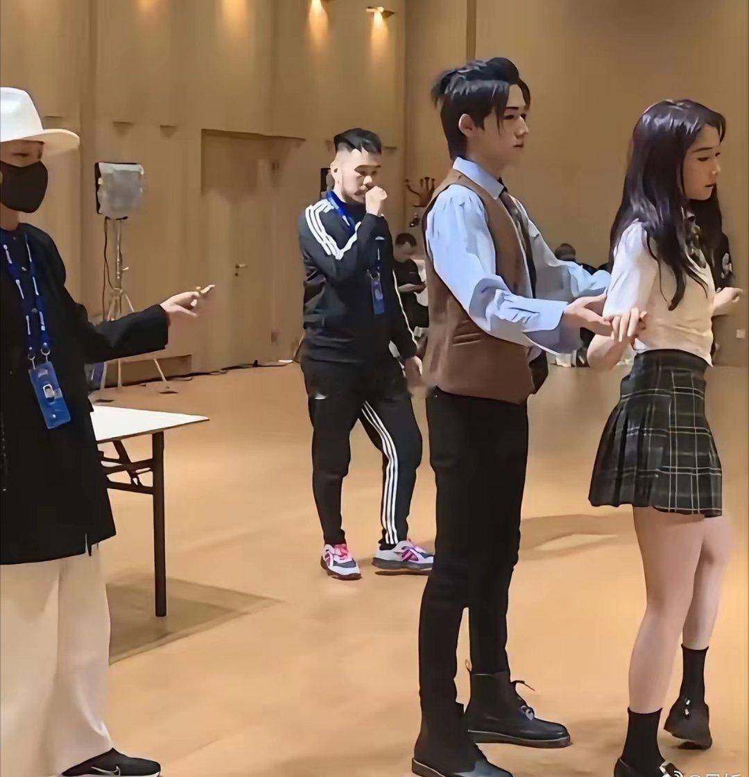 她真的是平底鞋，尽力藏高了，这个身材谁不羡慕