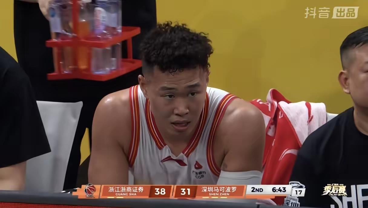 打广厦，贺希宁表现拉胯，让他从MVP变回普通球员！数据对照，反差极大！贺希宁季