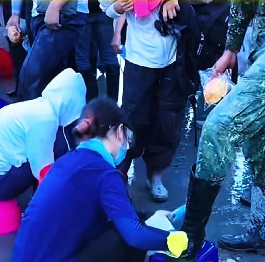 中国台湾花莲县救灾现场，有人为台湾救灾军人擦鞋。不知道是老百姓还是义工，如果是救