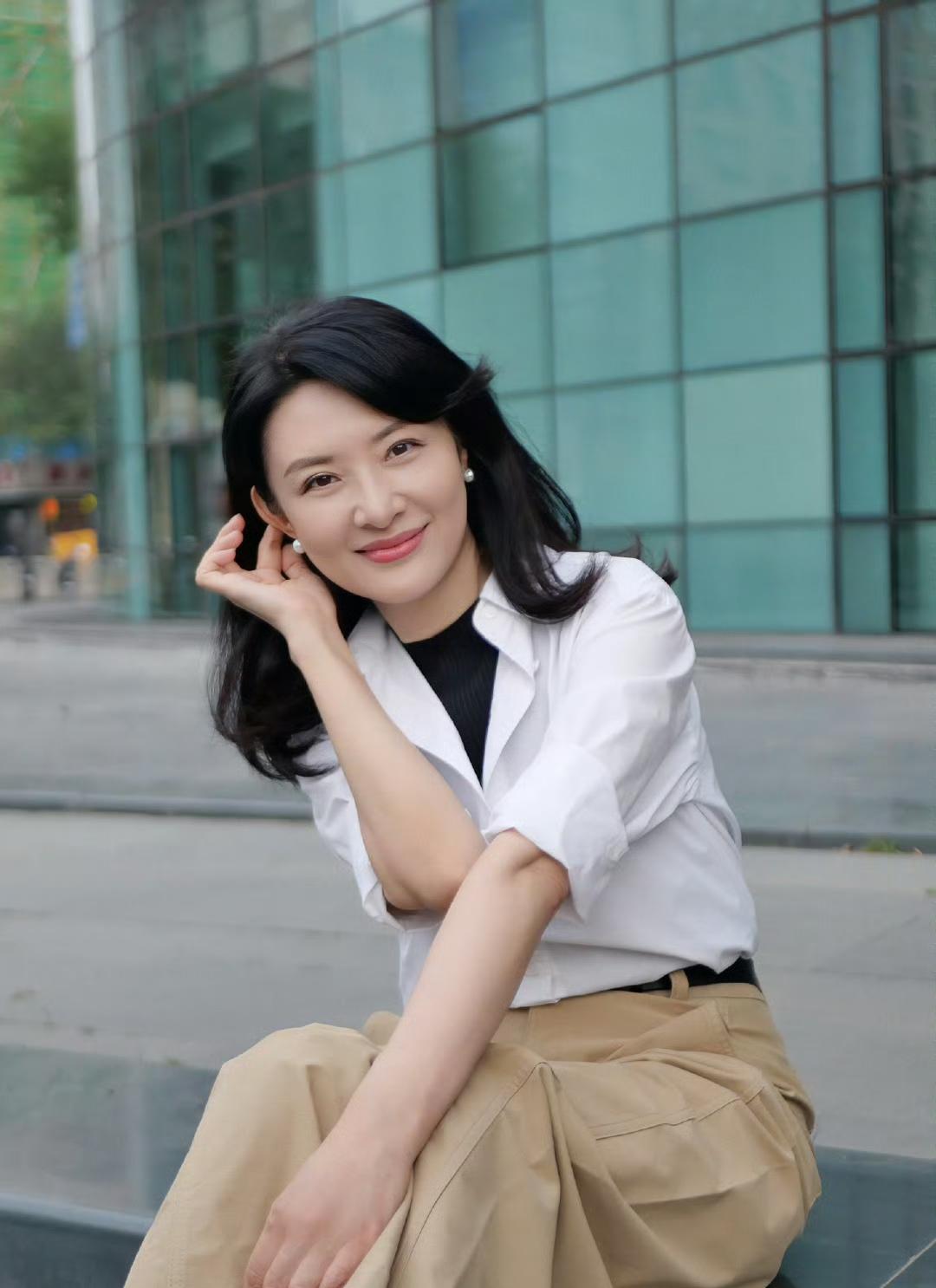 主持人周涛，是大家公认的美女。果然，美女在穿搭上是毫不费力的，随便穿一件白衬衫，