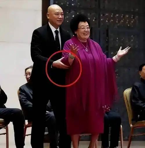 得知陈丽华走了，我立马做了三个决定。第一，做事要学她的“坚持”。认定的事