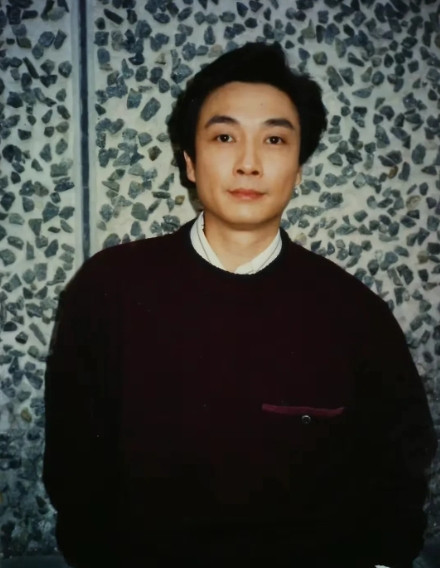 1992年，43岁的刘松仁坐飞机时，对一位小20岁的空姐一见倾心，因为年龄相差太