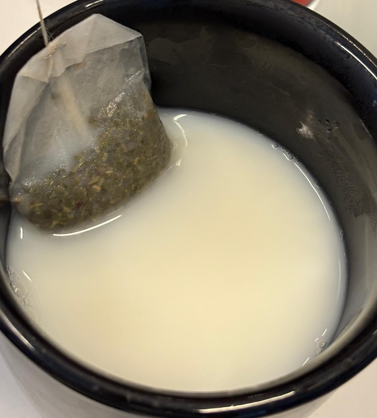 市面上那些一二十元的奶茶比得上我的自制奶茶吗？半杯热水泡茶10秒，然后取出茶