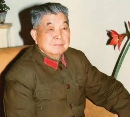 1953年，西康军区司令员刘忠，听说母亲尚在人世，就带妻子回家探亲，回家后，他见