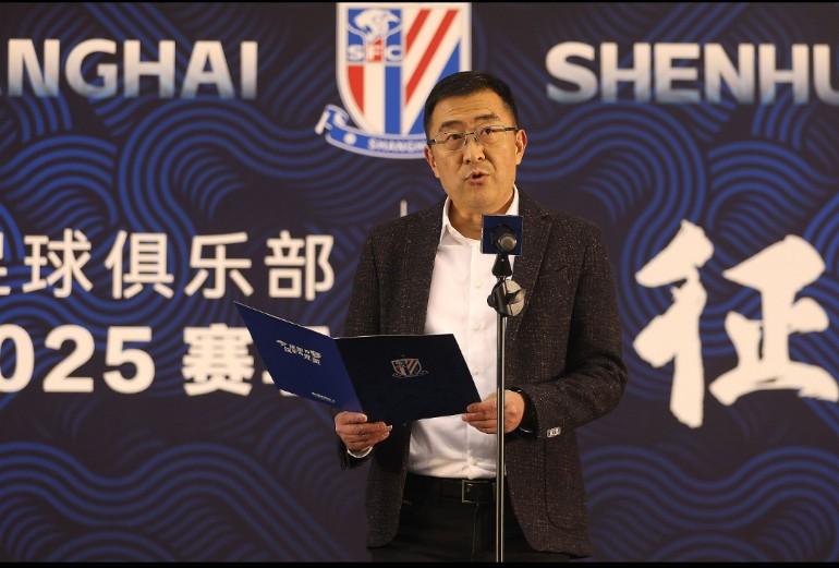 压力和包袱甩给申花管理层了，试看申花俱乐部如何接招。在申花极个别球迷责骂身着