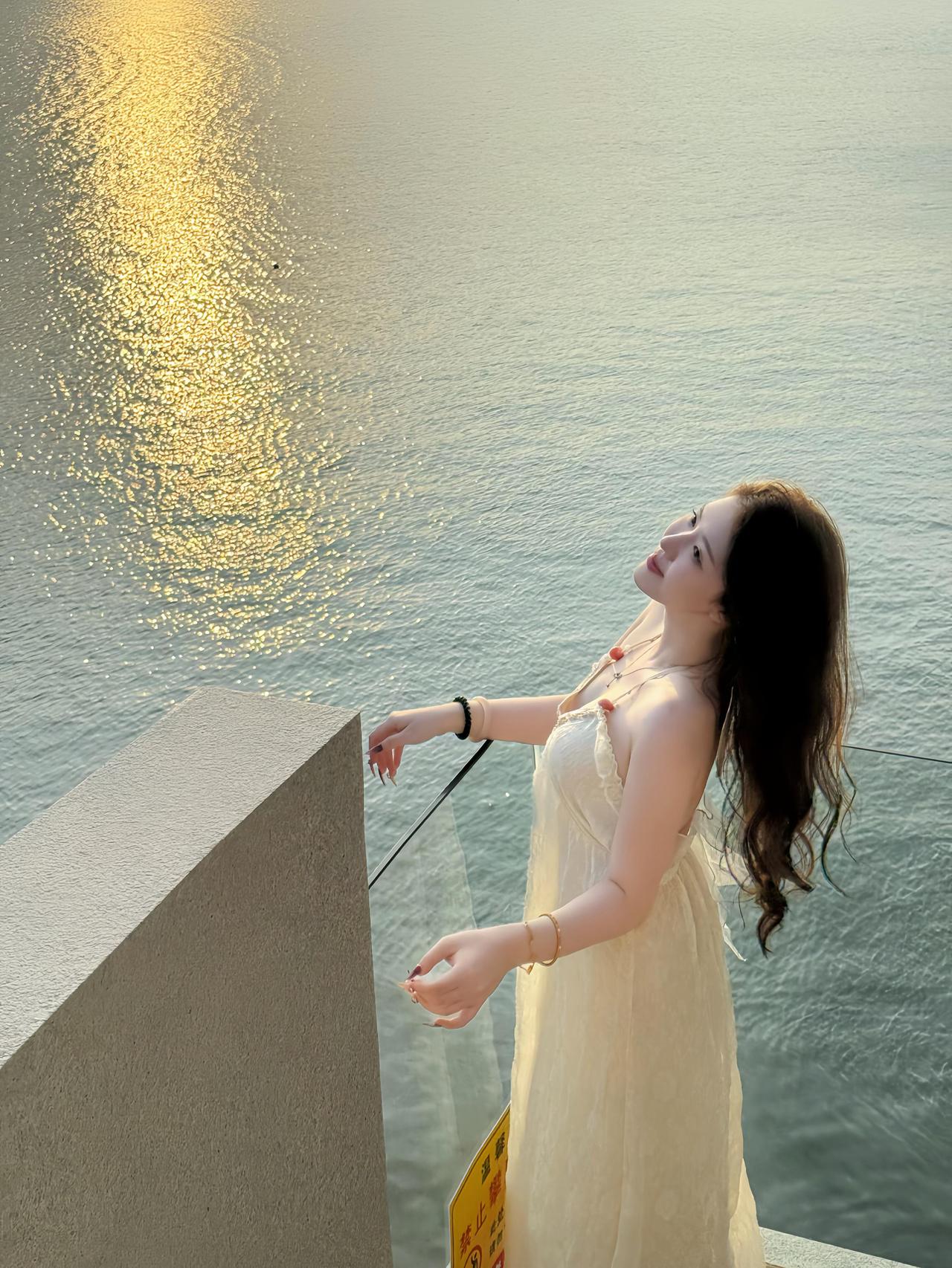 居高声自远，非是藉秋风。