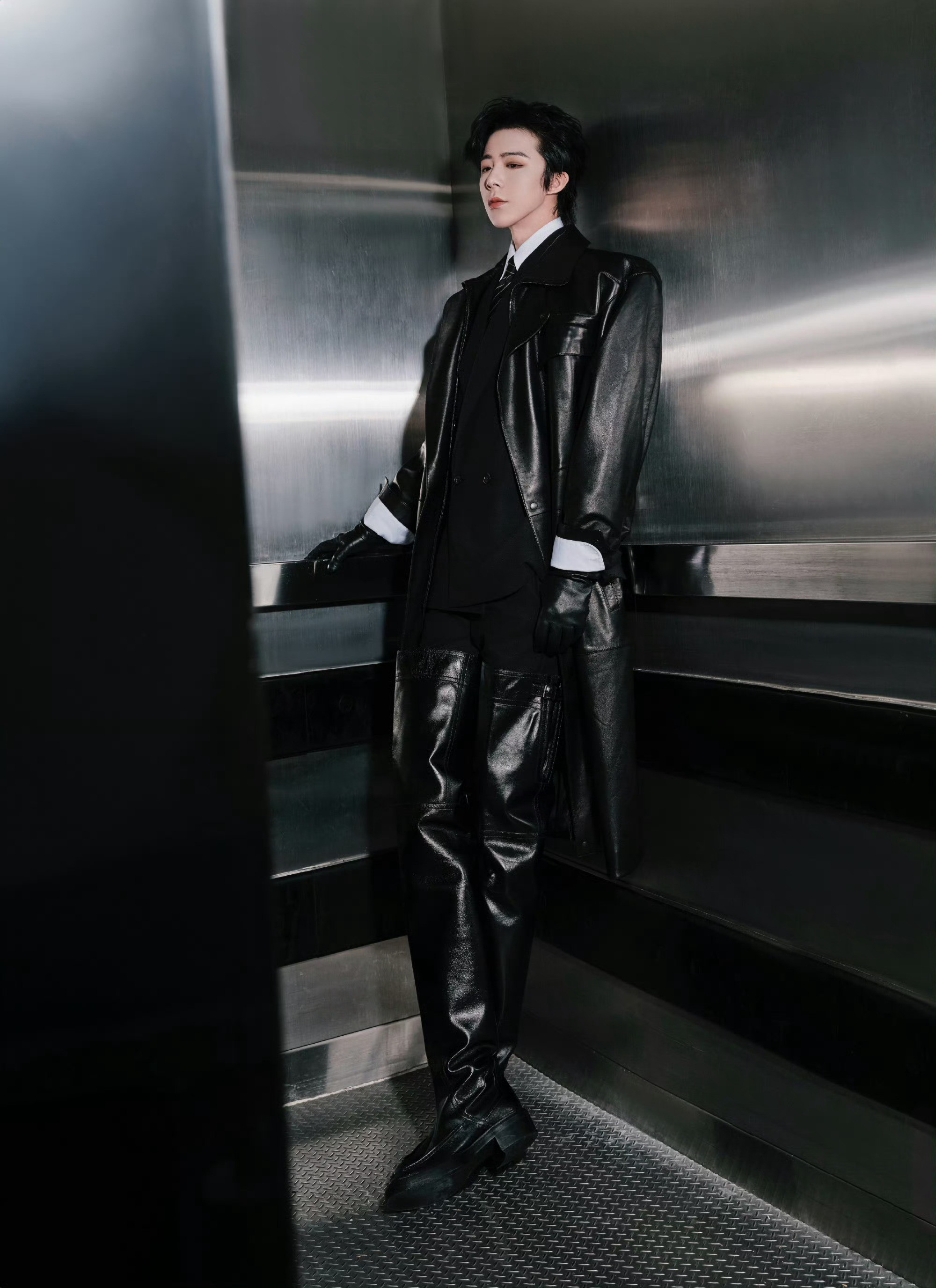 刘宇宁身穿SaintLaurent2025秋冬皮质套装亮相TMEA音乐盛典，
