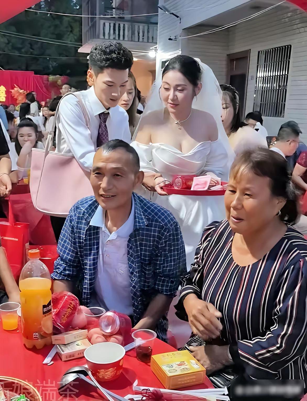 婚纱太露，敬酒冷场，宾客不敢抬头——新娘错在哪？​湖北有场婚礼，现场挺热闹，可