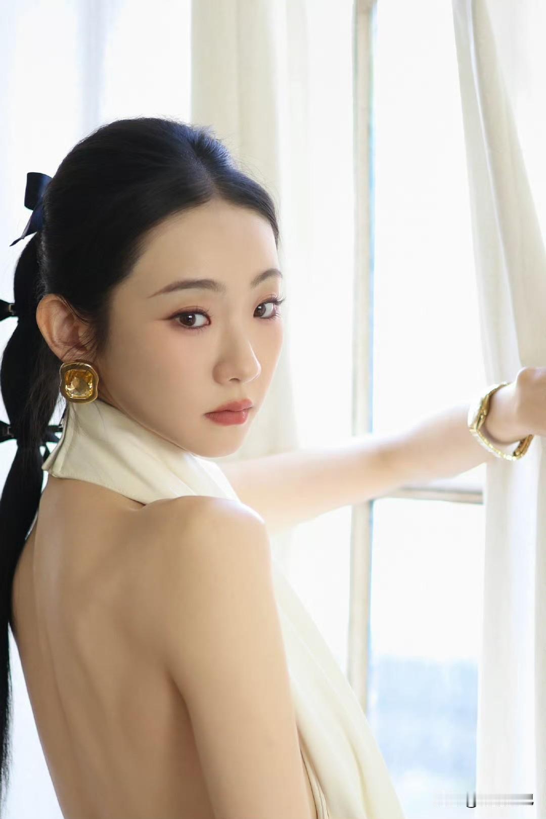 张艺凡白裙滑落肩头，香肩半露，玉背如凝脂铺展，这肩背间的弧度，是揉碎了月光的