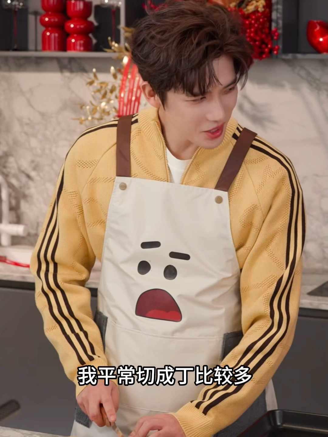 “切成丁还是切成丝呀？”“切成丝就好了。”“.......”“我还是切成丁吧。”