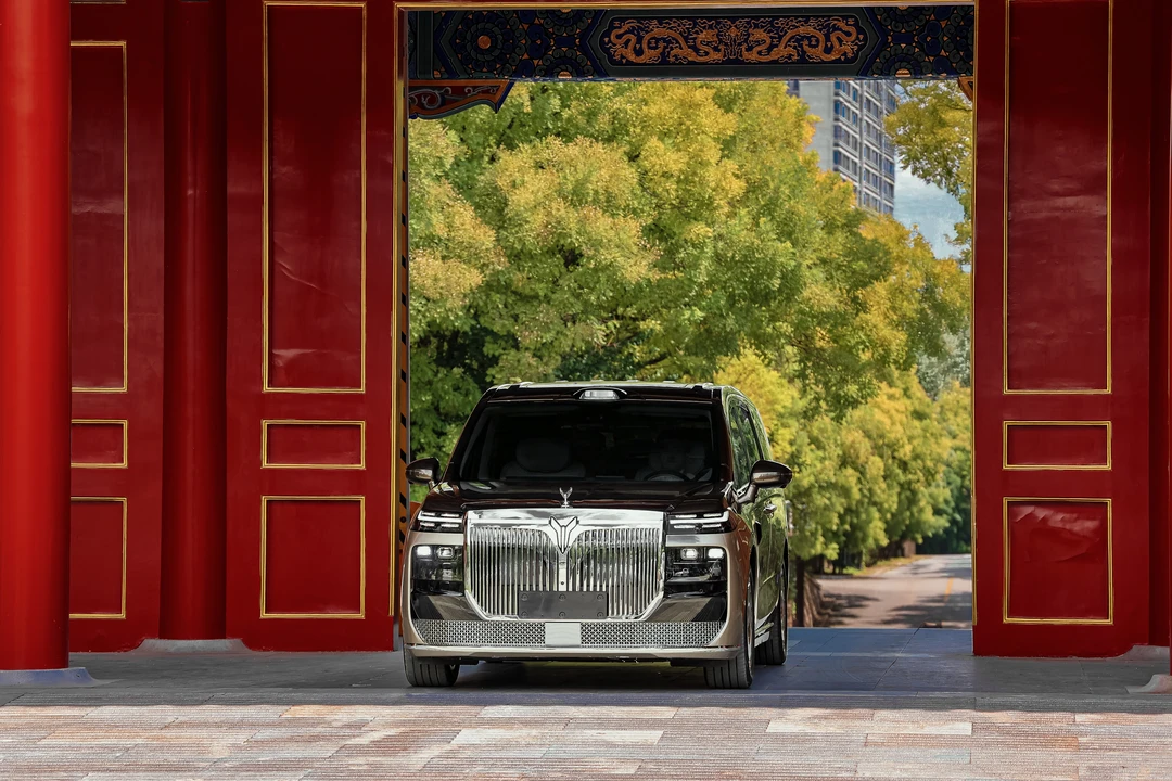 北京红墙下惊现国产“劳斯”MPV🚗