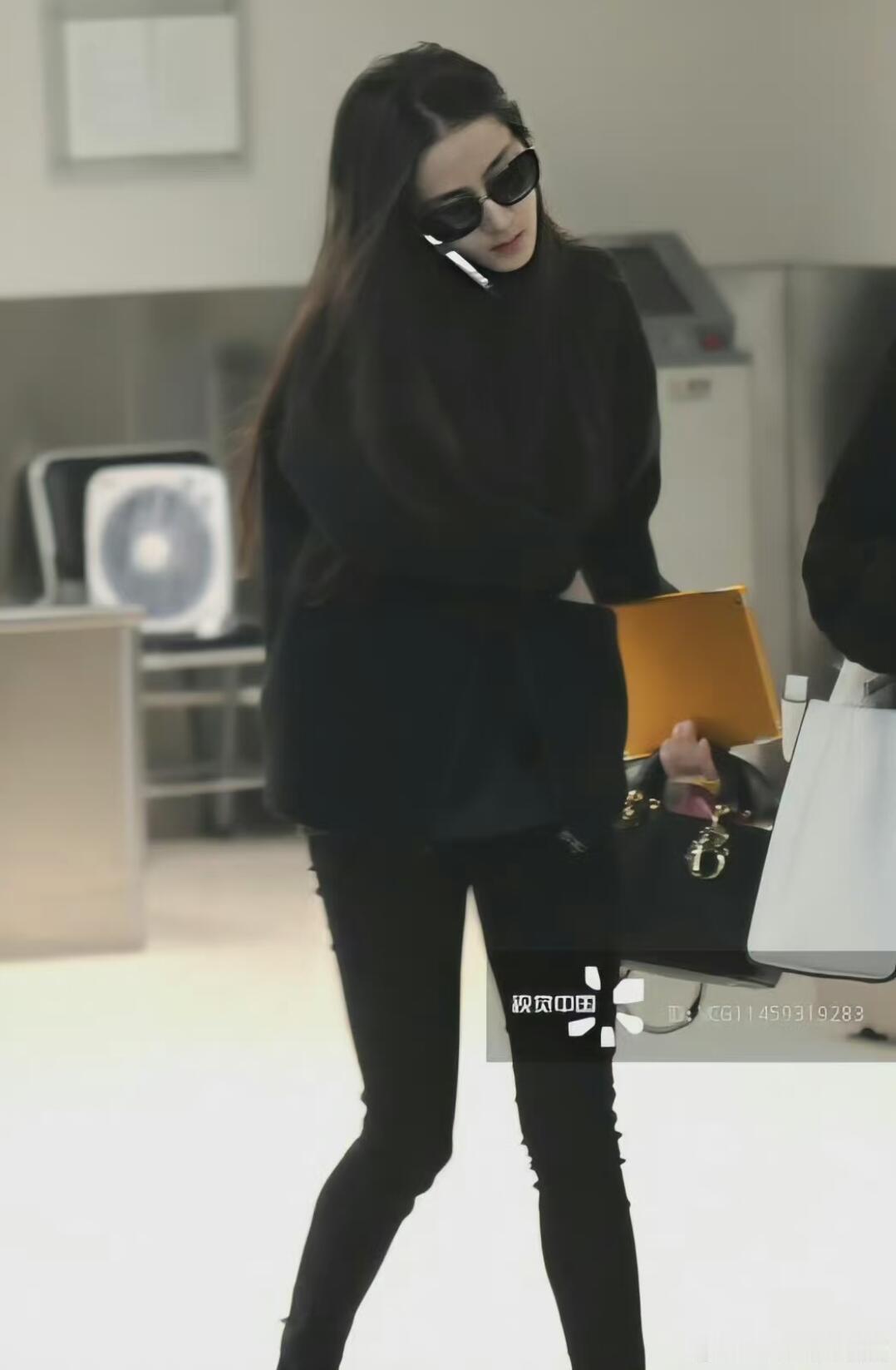 早期迪丽热巴好有灵气因为她现在太火了，一举一动稍有不慎就会放大，对外她是大明星谨