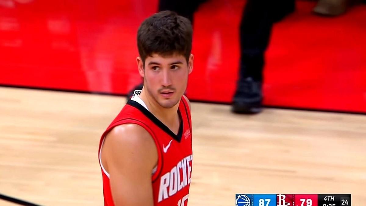 火箭对阵魔术那场球，二年级新秀谢泼德第四节带队时，刚过半场就硬扔超远三分，结果丢