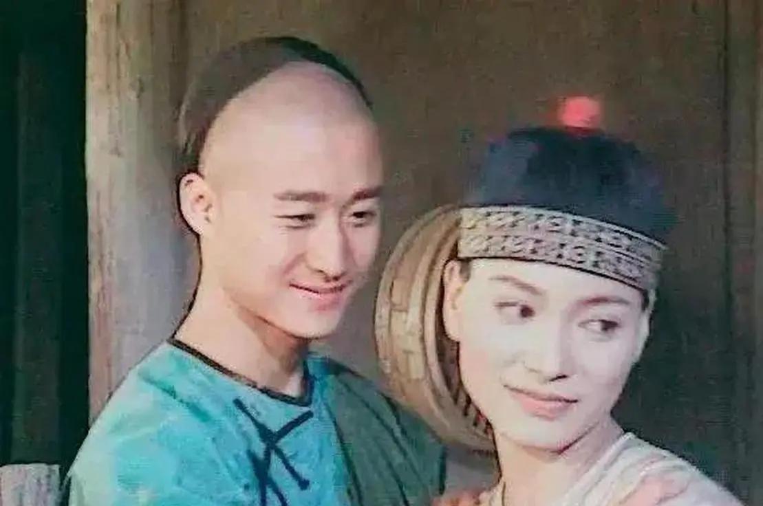 1998年，吴京手捧玫瑰单膝跪地时，樊亦敏盯着他磨破的练功服袖口说："3年赚够5